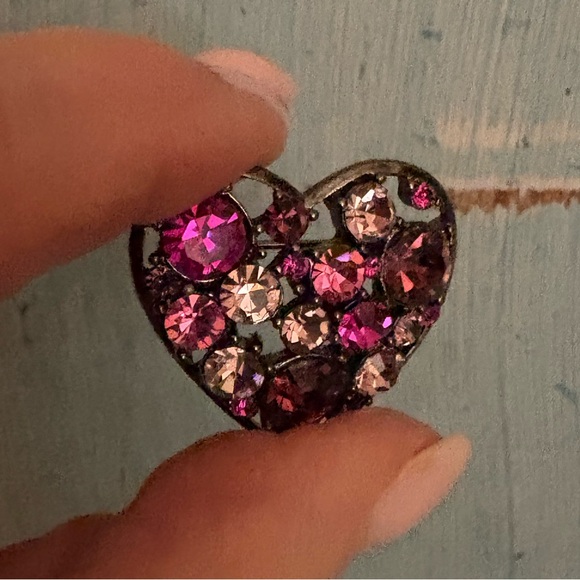 Rhinestone heart-shaped pin in shades of pink and purple - Picture 10 of 11